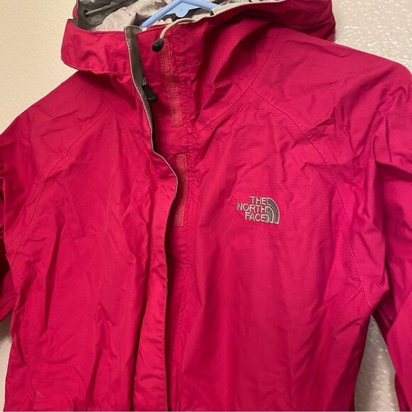 The North Face women’s Hyvent 2.5L waterproof nylon rain Jacket hot pink - S - Picture 3 of 14